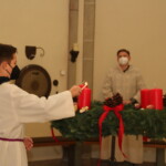 Die 1. Kerze am Adventskranz wird angezündet